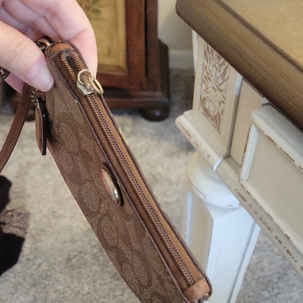 Coach Brown vinyl leather trim & Strap Signature Pattern Wristlet with hangtag - Picture 4 of 10
